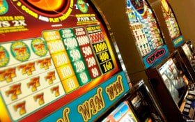 Antarmuka permainan AduQ di platform luxury77 menampilkan meja permainan dan kartu
